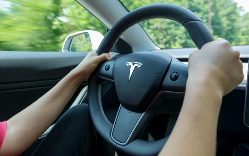 Tesla-Model-3-steering